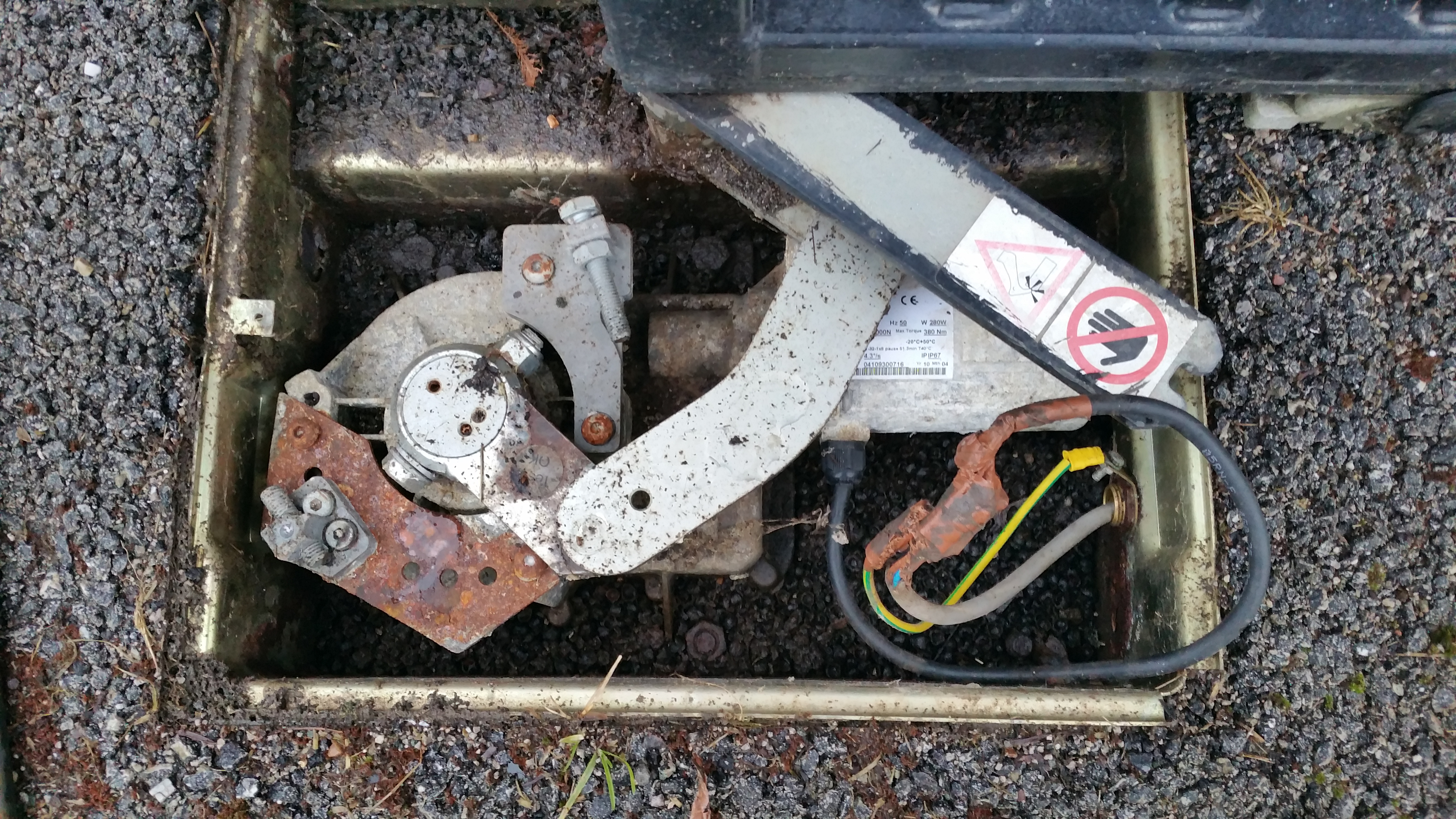 Cable joins in an underground foundation box are NOT recommended