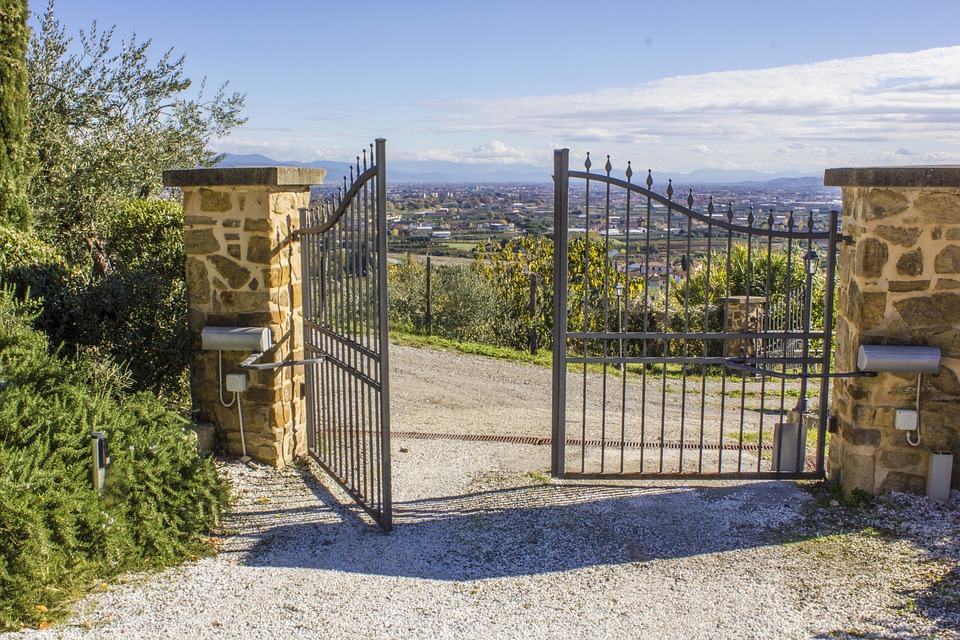 swing gate opening 