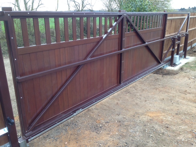 Cantilever sliding gate