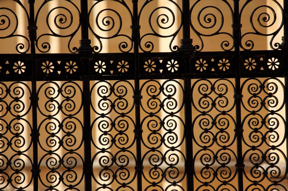 A pattern on a metal gate