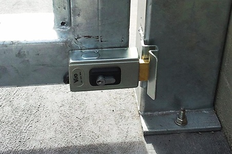 Electric lever lock for electric gates