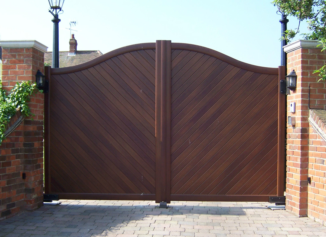 Распашных ворот home gate. Ворота деревянные распашные. Распашные ворота из дерева. Ворота металлические распашные с деревом. Ворота деревянные распашные с калиткой.