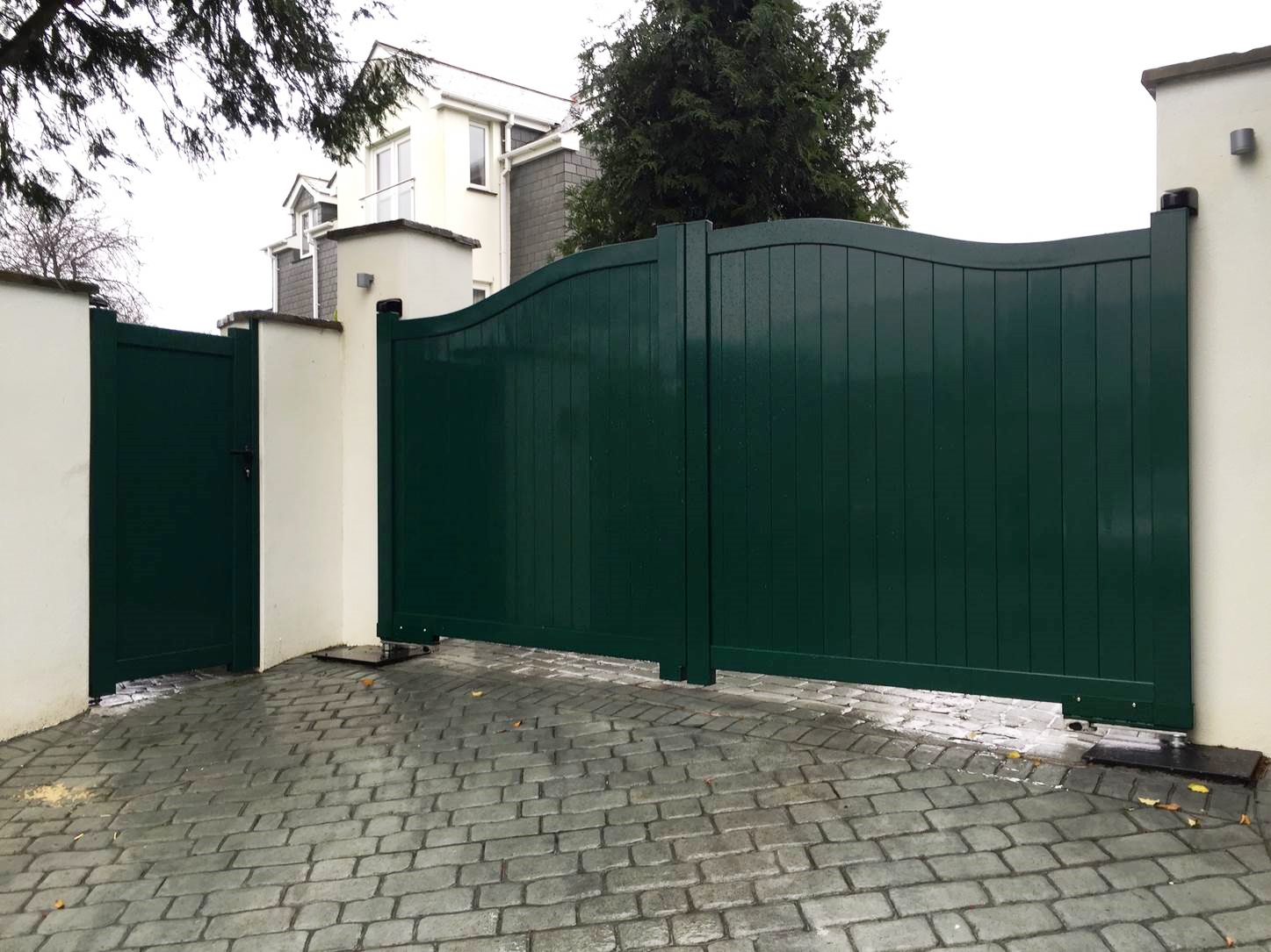 Aluminium driveway gates