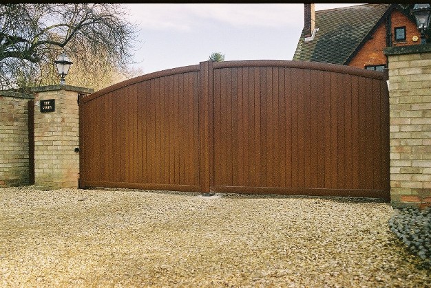 Aluminium automated gate with wood finish