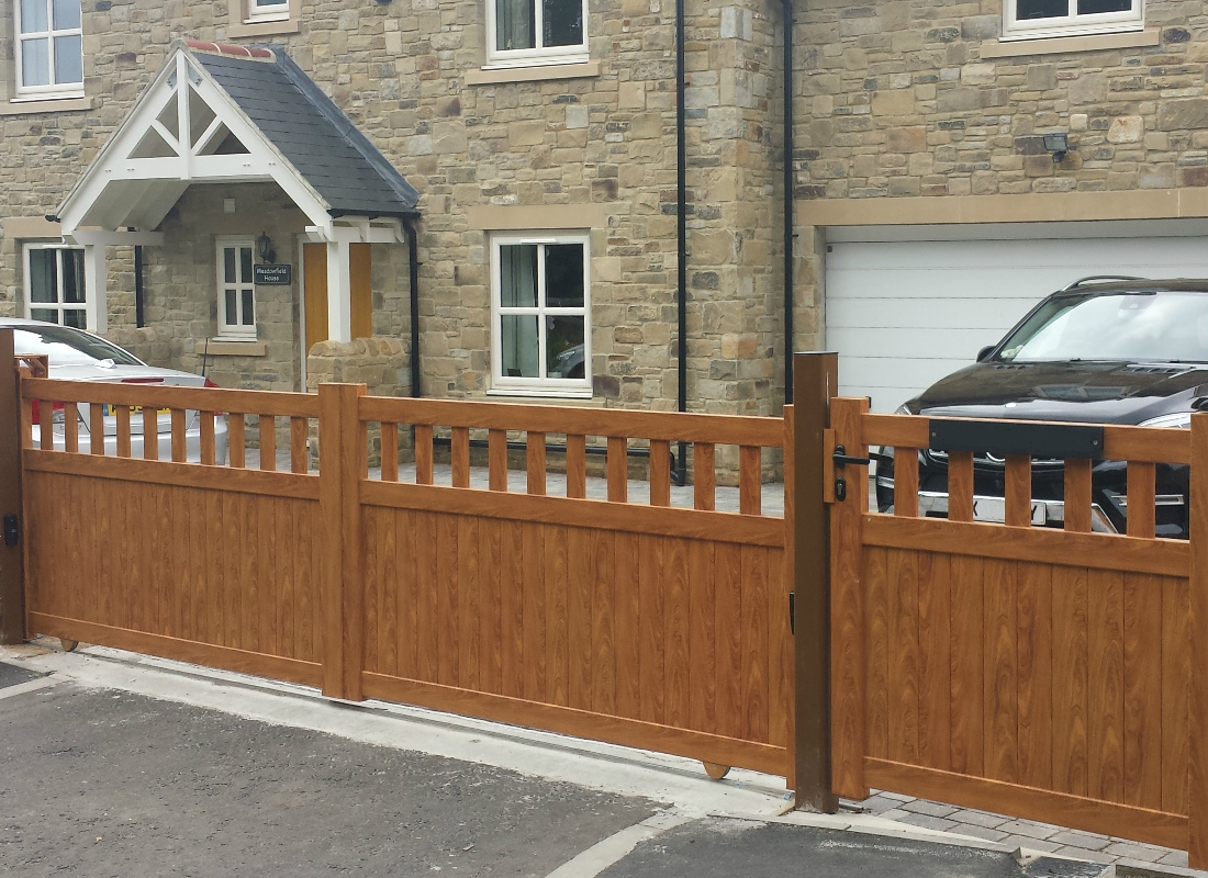 Wood effect sliding aluminium gate